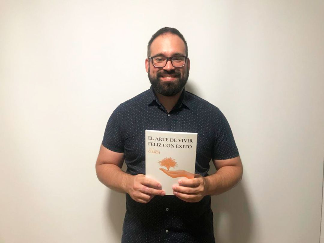 Pedro Martínez sostiene un ejemplar de su libro Pedro Martínez sostiene un ejemplar de su libro