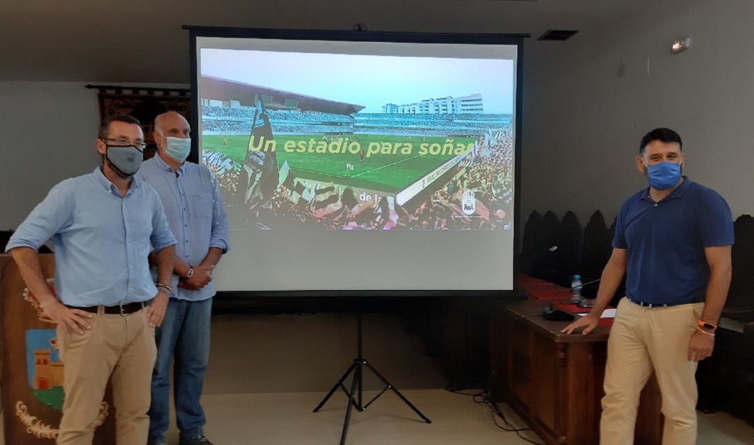 El alcalde, Juan Franco, junto a los concejales Javier Vidal y Daniel Martínez. El alcalde, Juan Franco, junto a los concejales Javier Vidal y Daniel Martínez.