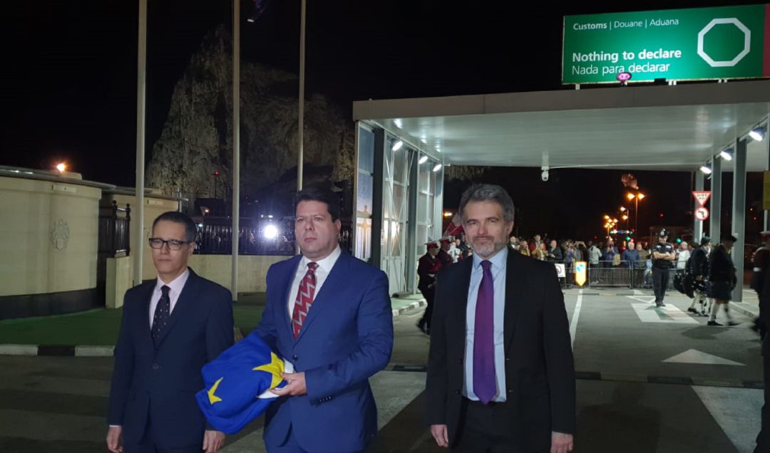 Fabian Picardo, en el centro de la imagen, sujeta la bandera de la UE. Fabian Picardo, en el centro de la imagen, sujeta la bandera de la UE.