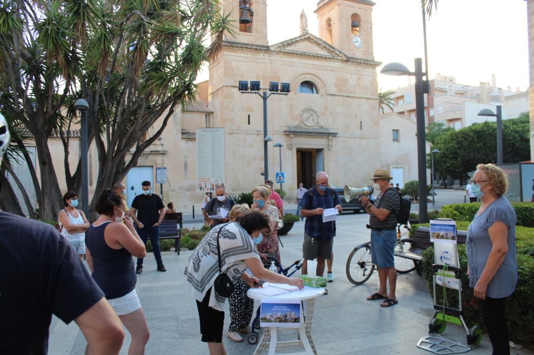 Lectura del acta de constitución de la plataforma que reclama el TRAM en Sant Joan d'Alacant. Lectura del acta de constitución de la plataforma que reclama el TRAM en Sant Joan d'Alacant.