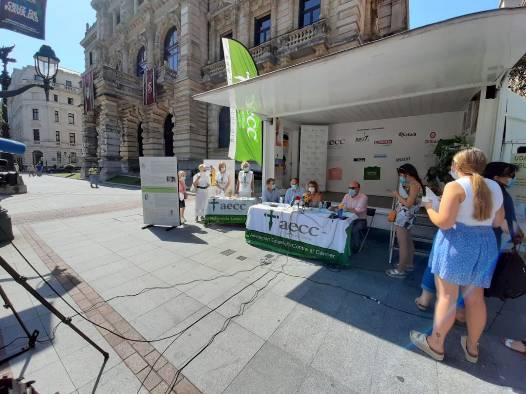 De izquierda a derecha: Gabriel Mª Otalora, Gerente de la sede en Bizkaia de la AECC; Alejandro Martínez, Director General de la Fundación Eroski; Itxaso Río, Gestora de Zona de Insalus - Agua Mineral Natural y Juan del Arco Ortiz de Zarate, Director Técnico del Colegio de Farmacéuticos de Bizkaia De izquierda a derecha: Gabriel Mª Otalora, Gerente de la sede en Bizkaia de la AECC; Alejandro Martínez, Director General de la Fundación Eroski; Itxaso Río, Gestora de Zona de Insalus - Agua Mineral Natural y Juan del Arco Ortiz de Zarate, Director Técnico del Colegio de Farmacéuticos de Bizkaia
