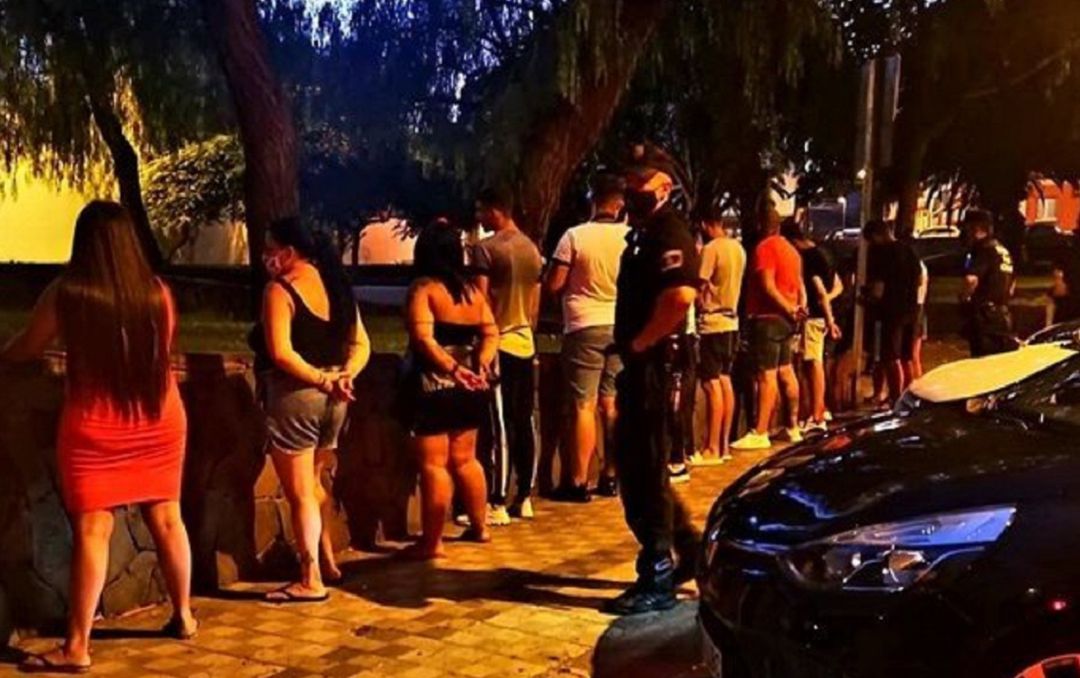Jóvenes haciendo botellón junto a un cementerio Jóvenes haciendo botellón junto a un cementerio