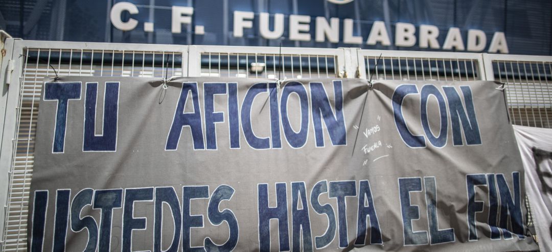 Pancarta en la puerta de acceso al Estadio Fernando Torres de Fuenlabrada, en Madrid, a 29 de julio de 2020 Pancarta en la puerta de acceso al Estadio Fernando Torres de Fuenlabrada, en Madrid, a 29 de julio de 2020