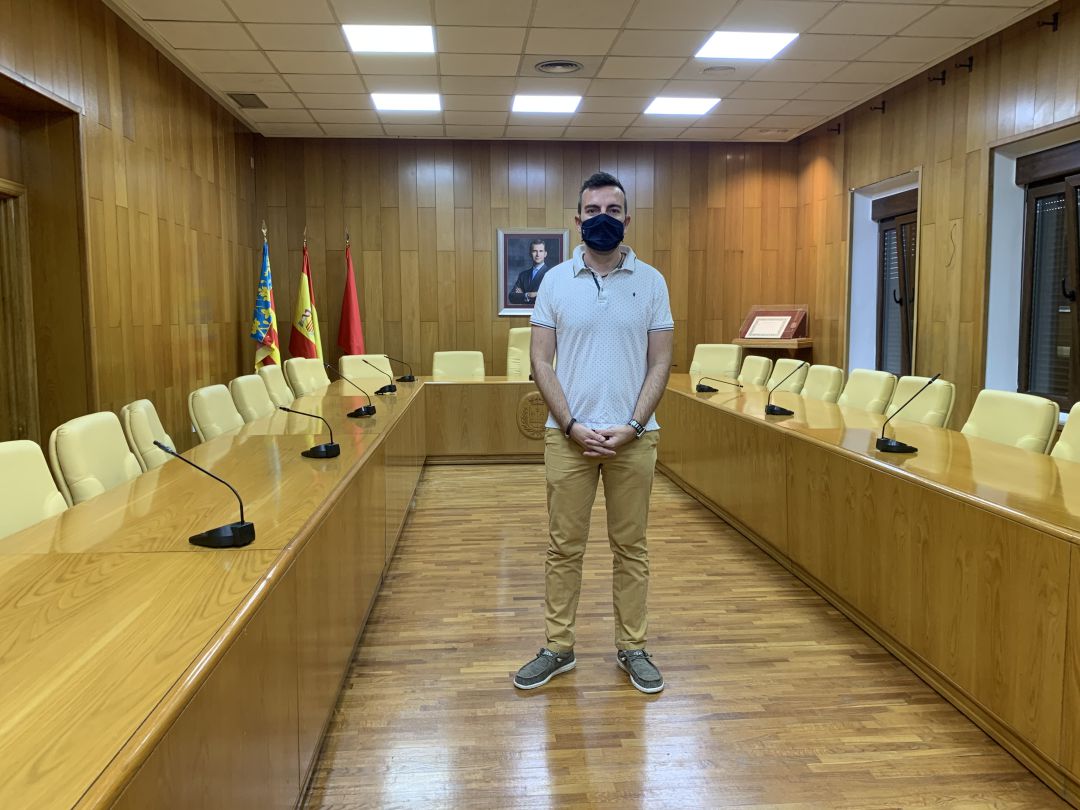 Fernando Gómez, edil de Deportes de Elda, anuncia la instalación de césped artificial en el campo 3 de La Sismat Fernando Gómez, edil de Deportes de Elda, anuncia la instalación de césped artificial en el campo 3 de La Sismat