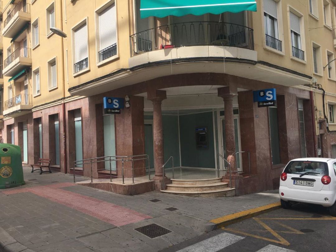 El Banco Sabadell ha cerrado su oficina de la plaza del Derrocat en Petrer El Banco Sabadell ha cerrado su oficina de la plaza del Derrocat en Petrer