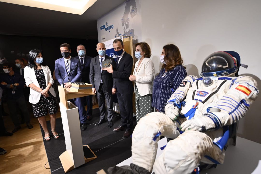 El ministro de Ciencia, Pedro Duque, visita la exposición sobre el espacio en el Parque de las Ciencias de Granada, donde expone uno de sus trajes espaciales. Este fue llevado por Duque a la Estación Espacial Europea. El ministro ha estado acompañado, entre otros, por el consejero de Educación de la Junta, Javier Imbroda, y la delegada del Gobierno en Andalucía, Sandra García El ministro de Ciencia, Pedro Duque, visita la exposición sobre el espacio en el Parque de las Ciencias de Granada, donde expone uno de sus trajes espaciales. Este fue llevado por Duque a la Estación Espacial Europea. El ministro ha estado acompañado, entre otros, por el consejero de Educación de la Junta, Javier Imbroda, y la delegada del Gobierno en Andalucía, Sandra García