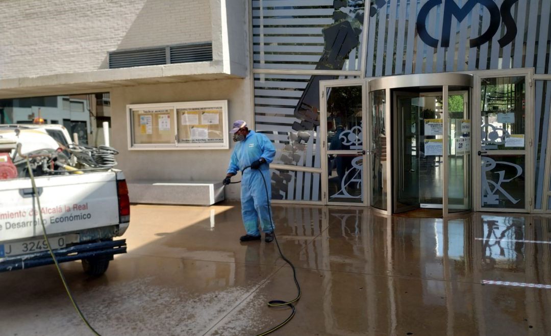 Operarios han realizado una limpieza profunda en las instalaciones municipales donde trabaja el monitor deportivo al que se le han hecho hasta tres pruebas de la Covid-19 Operarios han realizado una limpieza profunda en las instalaciones municipales donde trabaja el monitor deportivo al que se le han hecho hasta tres pruebas de la Covid-19