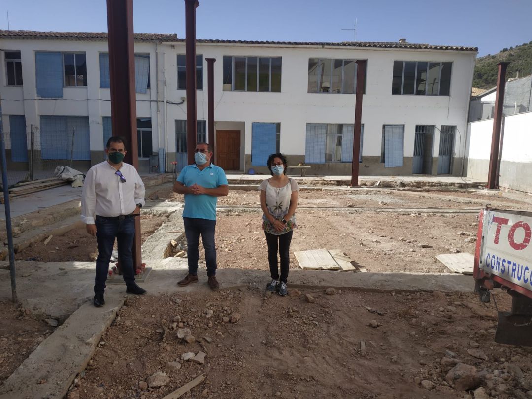 Momento de la visita, alcalde, Francisco Javier Justicia, y diputado, José Castro (centro), en el solar donde se va a ubicar el teatro Momento de la visita, alcalde, Francisco Javier Justicia, y diputado, José Castro (centro), en el solar donde se va a ubicar el teatro