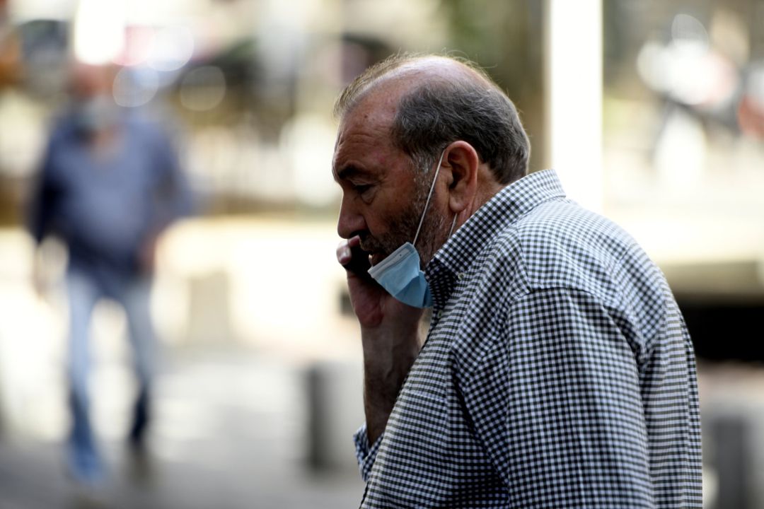 Un hombre con mascarilla habla por teléfono el día en el que entra en vigor en la Comunidad de Madrid la ampliación del uso obligatorio de la mascarilla Un hombre con mascarilla habla por teléfono el día en el que entra en vigor en la Comunidad de Madrid la ampliación del uso obligatorio de la mascarilla