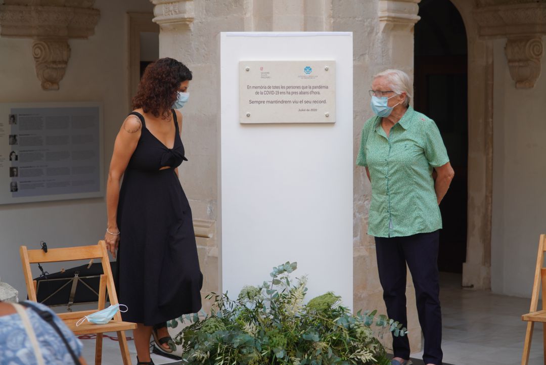 A la cerimònia civil es va descobrir una placa en memòria dels morts per la Covid-19. A la cerimònia civil es va descobrir una placa en memòria dels morts per la Covid-19.