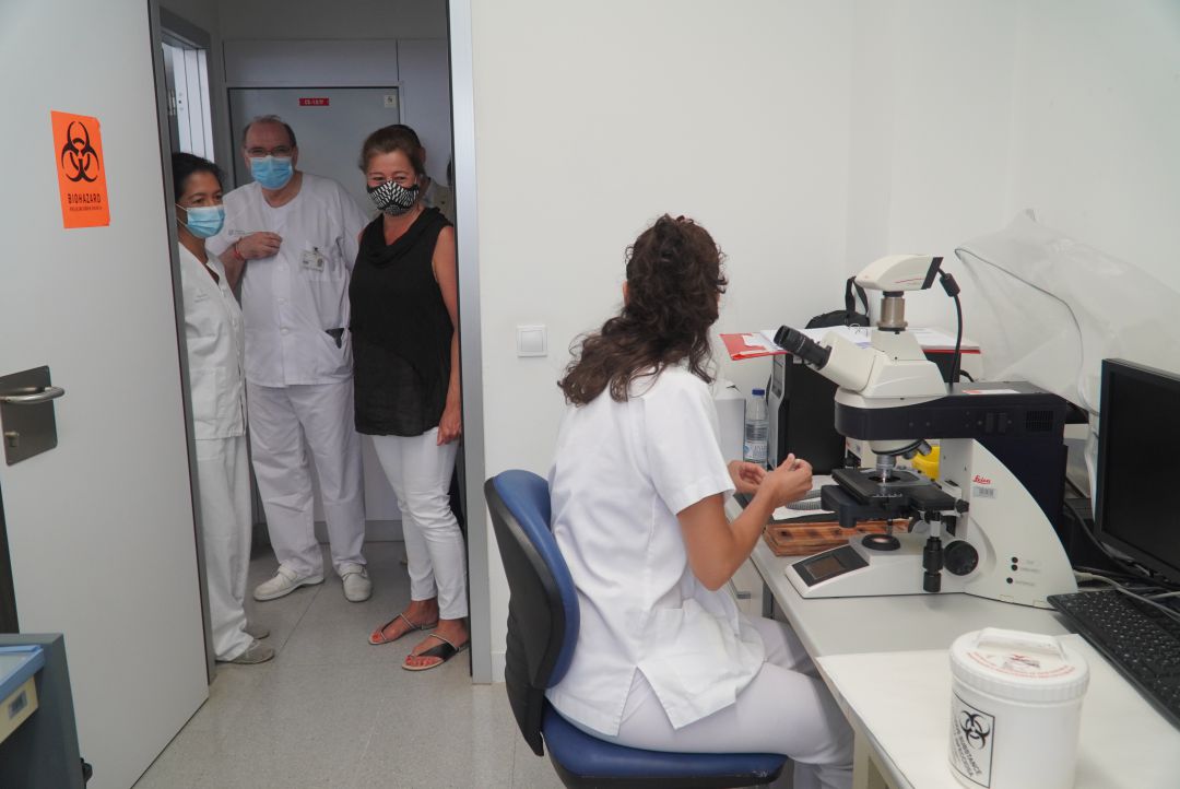 La presidenta Armengol ha inspeccionat les millores fetes al laboratori de l'Hospital Mateu Orfila. La presidenta Armengol ha inspeccionat les millores fetes al laboratori de l'Hospital Mateu Orfila.