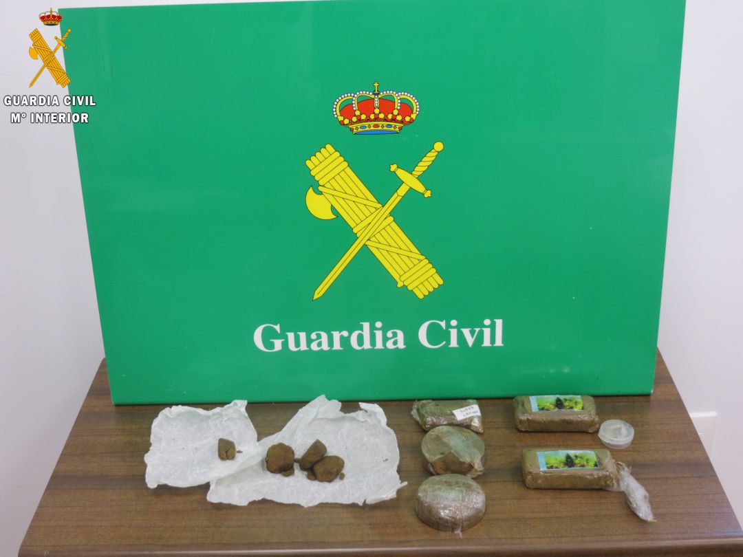 La Guardia Civil detiene en El Espinar a un hombre con 495 gramos de hachís adheridos a su cuerpo La Guardia Civil detiene en El Espinar a un hombre con 495 gramos de hachís adheridos a su cuerpo