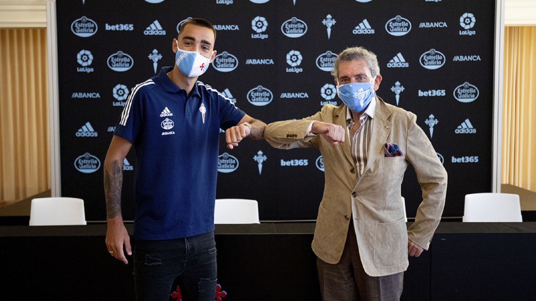 Brais Méndez junto al presidente del Celta, Carlos Mouriño, tras firmar su renovación. Brais Méndez junto al presidente del Celta, Carlos Mouriño, tras firmar su renovación.