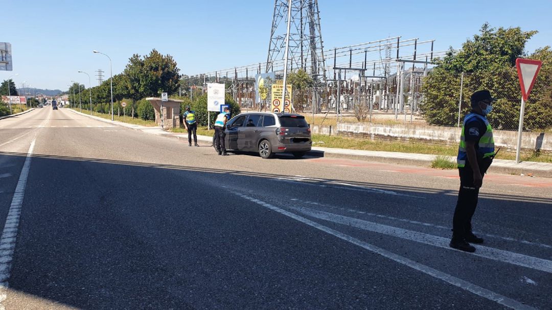 Control de la Policía Local de O Porriño en una carretera del municipio. Control de la Policía Local de O Porriño en una carretera del municipio.