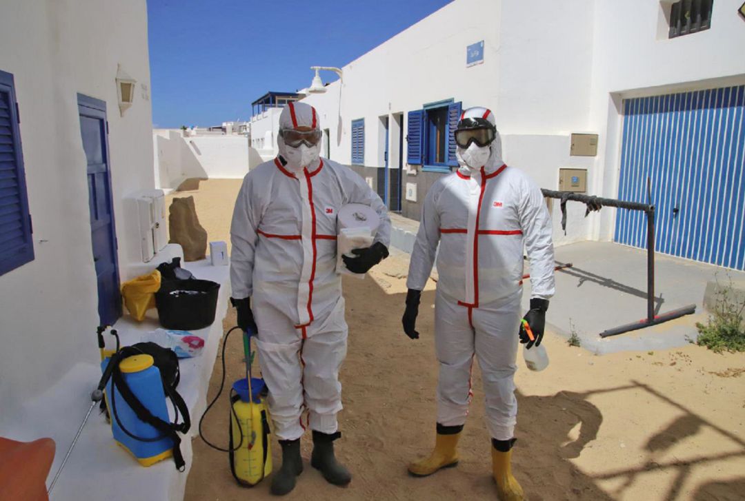 Labores de desinfección en La Graciosa. Labores de desinfección en La Graciosa.