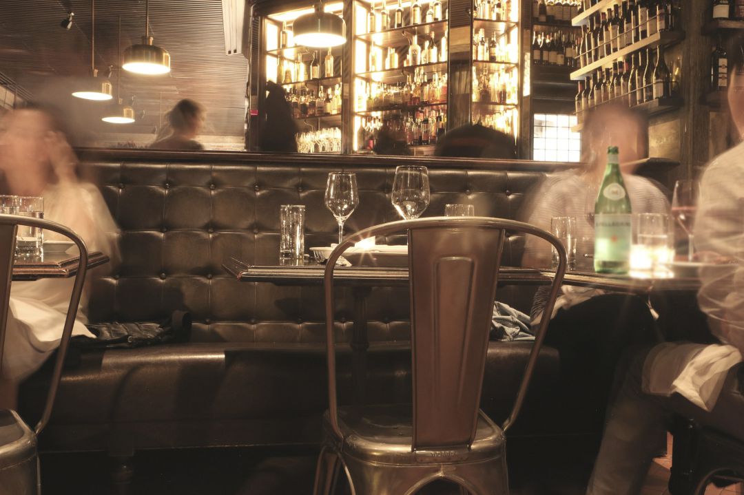 Imagen de un bar con personas consumiendo Imagen de un bar con personas consumiendo