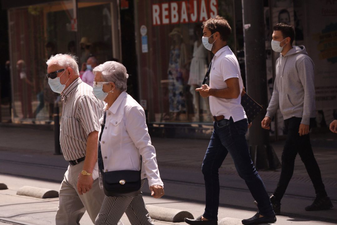 Varias personas pasean con mascarilla en una calle de Vitoria-Gasteiz, Álava, País Vasco (España) Varias personas pasean con mascarilla en una calle de Vitoria-Gasteiz, Álava, País Vasco (España)