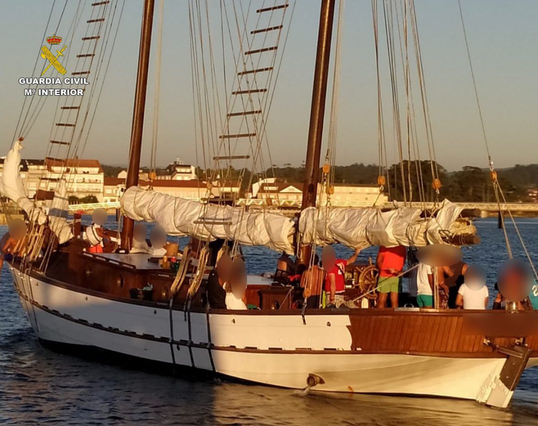 Desmantelada una fiesta en un barco en A Illa de Arousa. Desmantelada una fiesta en un barco en A Illa de Arousa.