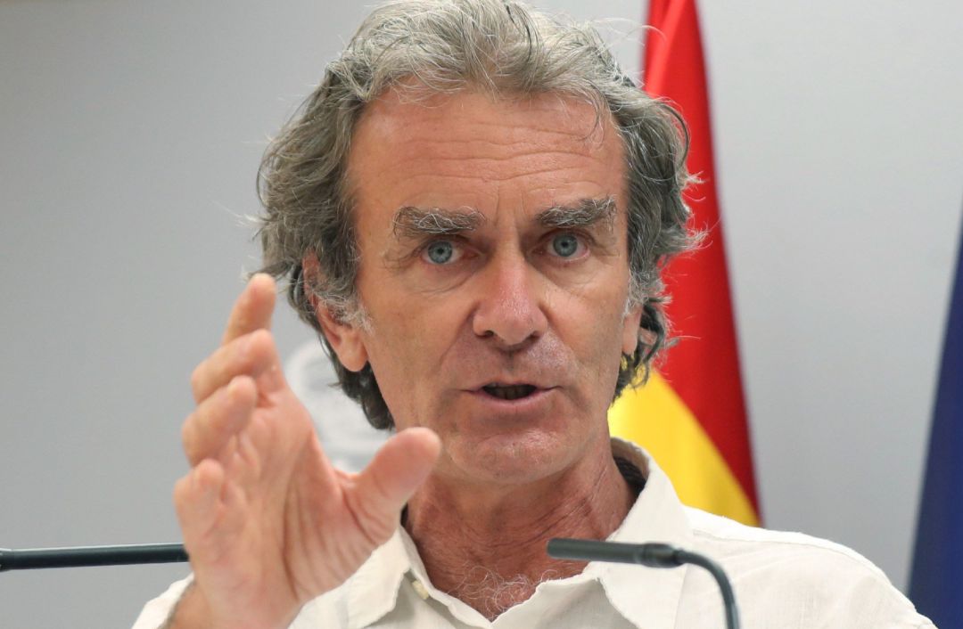 El director del Centro de Alertas y Emergencias Sanitarias, Fernando Simón, asiste a una rueda de prensa para analizar la evolución de la pandemia, que ha llevado a las comunidades a tomar medidas para controlar la expansión del virus, y las decisiones de países europeos, como Reino Unido, de imponer cuarentena a los turistas que lleguen de España, este lunes en Madrid. El director del Centro de Alertas y Emergencias Sanitarias, Fernando Simón, asiste a una rueda de prensa para analizar la evolución de la pandemia, que ha llevado a las comunidades a tomar medidas para controlar la expansión del virus, y las decisiones de países europeos, como Reino Unido, de imponer cuarentena a los turistas que lleguen de España, este lunes en Madrid.
