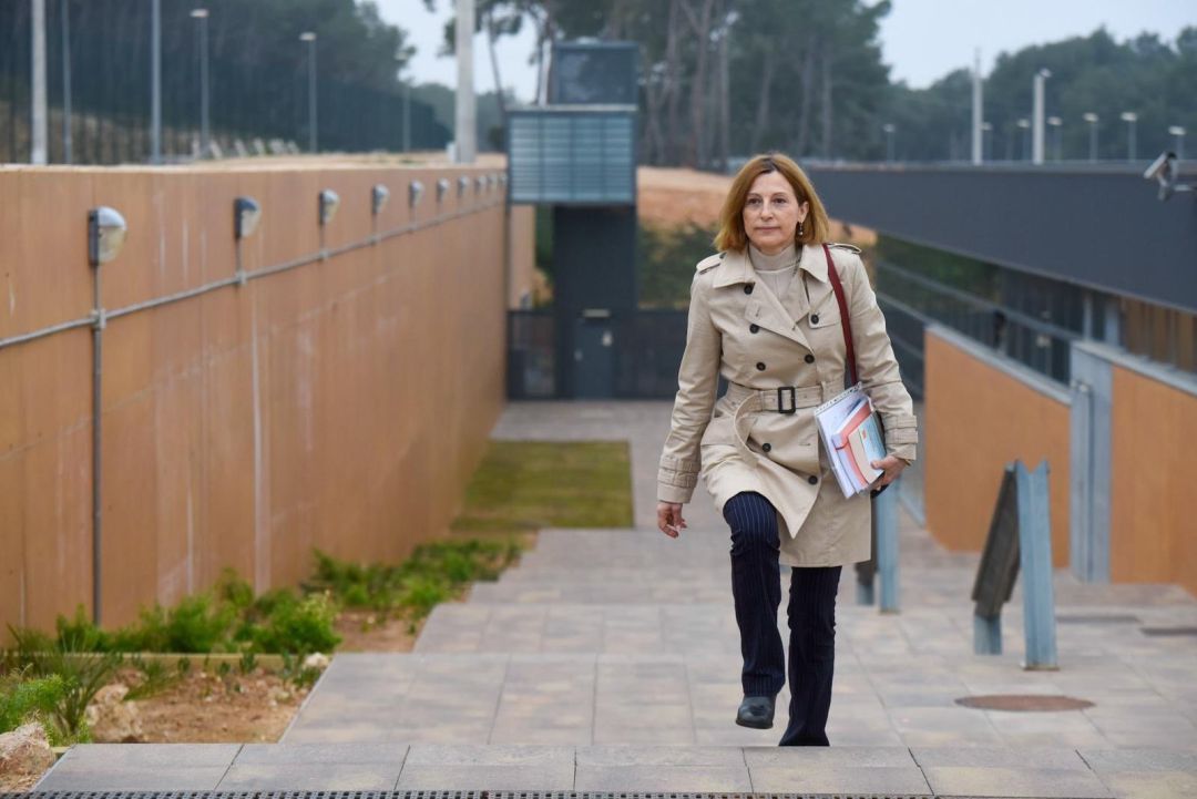 La expresidenta del Parlament Carme Forcadell saliendo de la cárcel de Mas d'Enric, en El Catllar (Tarragona), por primera vez en aplicación del artículo 100.2 del Reglamento Penitenciario, el lunes 17 de febrero de 2020. La expresidenta del Parlament Carme Forcadell saliendo de la cárcel de Mas d'Enric, en El Catllar (Tarragona), por primera vez en aplicación del artículo 100.2 del Reglamento Penitenciario, el lunes 17 de febrero de 2020.