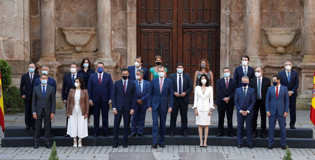 El rey Felipe VI, el presidente del Gobierno, Pedro Sánchez, la presidenta del Senado, Pilar Llop, la jefa del Ejecutivo de la Rioja, Concha Andreu (2i), anfitriona de la conferencia y los presidentes autonómicos posan para la foto de familia a su llegada al monasterio de San Millán de Yuso, en San Millán de la Cogolla, este viernes, para asistir a dla Conferencia de Presidentes. El rey Felipe VI, el presidente del Gobierno, Pedro Sánchez, la presidenta del Senado, Pilar Llop, la jefa del Ejecutivo de la Rioja, Concha Andreu (2i), anfitriona de la conferencia y los presidentes autonómicos posan para la foto de familia a su llegada al monasterio de San Millán de Yuso, en San Millán de la Cogolla, este viernes, para asistir a dla Conferencia de Presidentes.