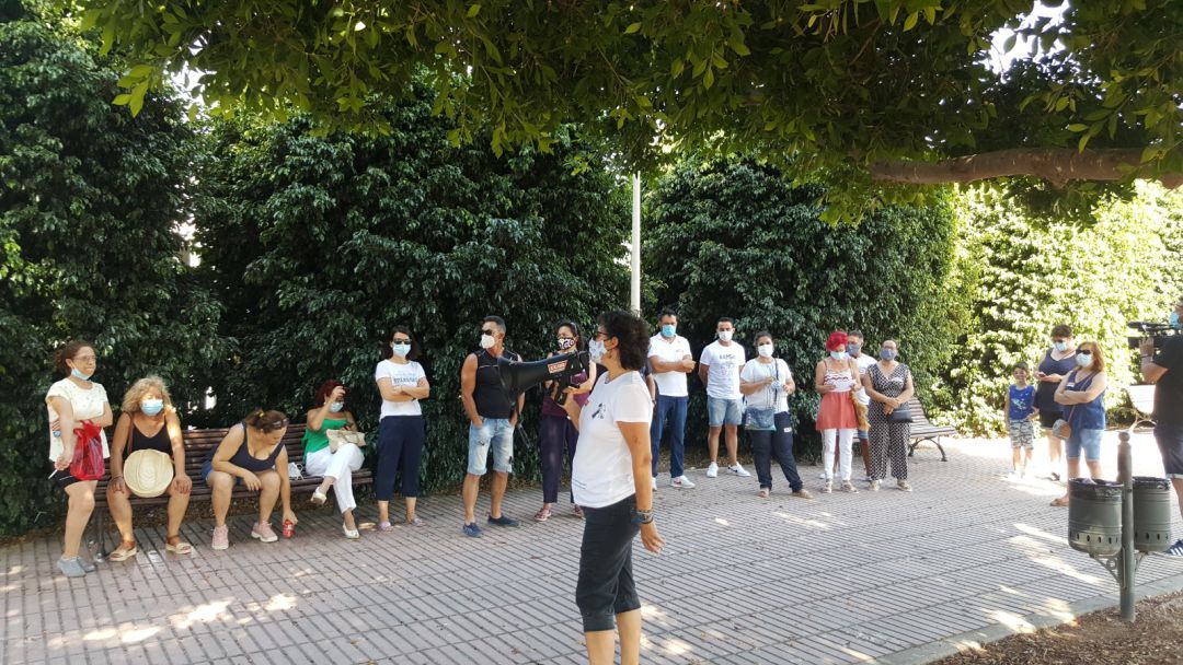 La secretaria general en l'Alacantí-les Marines, de CC.OO, durante la lectura del manifiesto a las puertas de la empresa hortofrutícola. La secretaria general en l'Alacantí-les Marines, de CC.OO, durante la lectura del manifiesto a las puertas de la empresa hortofrutícola.