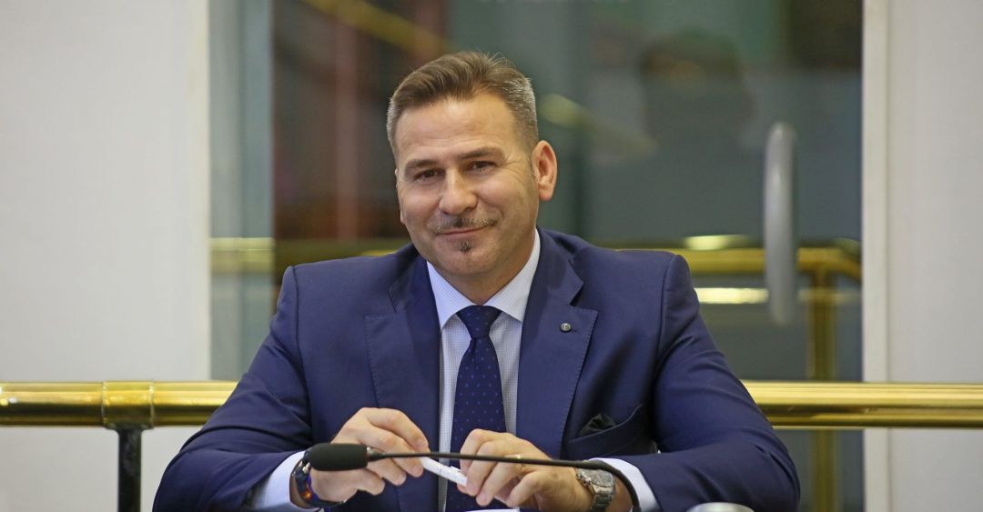 El diputado provincial y vicepresidente Alejandro Morant, en su escaño en la Diputación de Alicante. El diputado provincial y vicepresidente Alejandro Morant, en su escaño en la Diputación de Alicante.