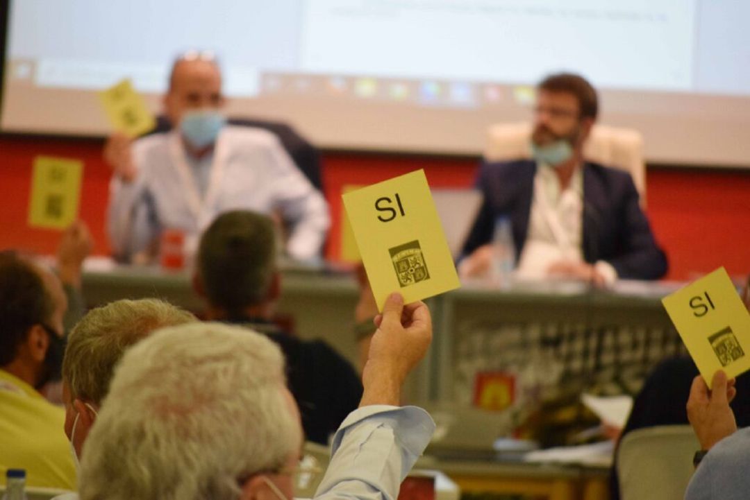 Imagen de la votación de los clubes en la Asamblea General de la FCyLF. Imagen de la votación de los clubes en la Asamblea General de la FCyLF.
