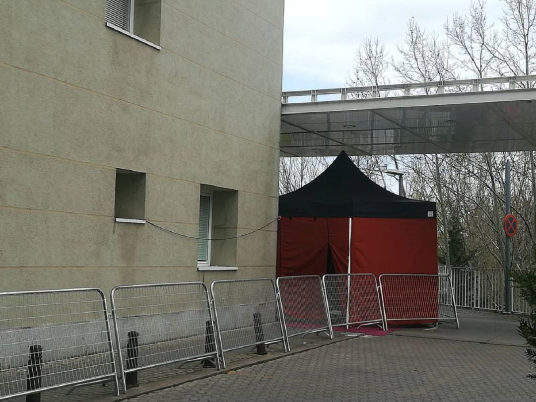 Carpa de triaje habilitada en la entrada de Urgencias del Hospita de los Santos Reyes Carpa de triaje habilitada en la entrada de Urgencias del Hospita de los Santos Reyes