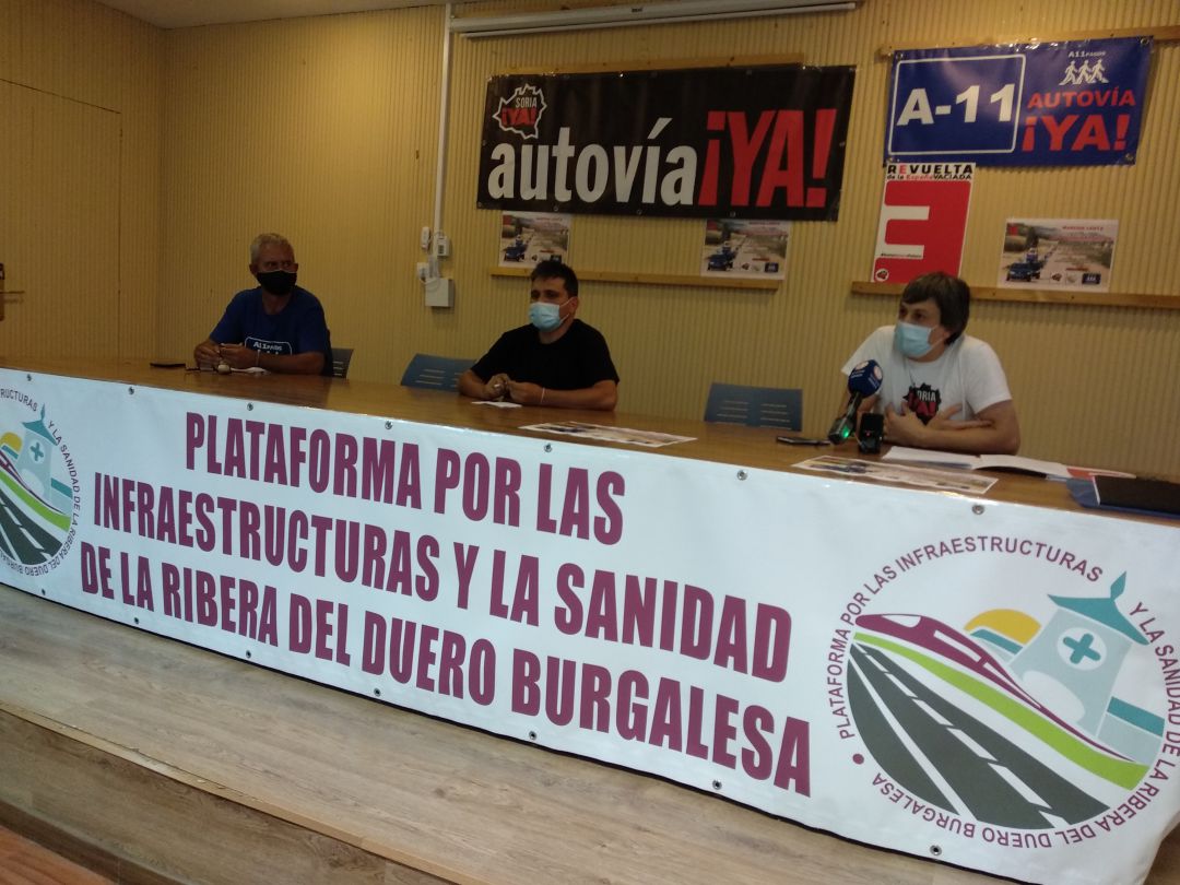 Representantes de los tres colectivos que hanpresentado la marcha lenta reivindicativa, de izda a dcha: Teodoro Ortega de A-11 Pasos de Peñafiel, Jorge Melero de la Plataforma por las infraestrucutas de la Ribera del duero burbgalesa y Juan Antonio Palomar de Soria Ya! Representantes de los tres colectivos que hanpresentado la marcha lenta reivindicativa, de izda a dcha: Teodoro Ortega de A-11 Pasos de Peñafiel, Jorge Melero de la Plataforma por las infraestrucutas de la Ribera del duero burbgalesa y Juan Antonio Palomar de Soria Ya!