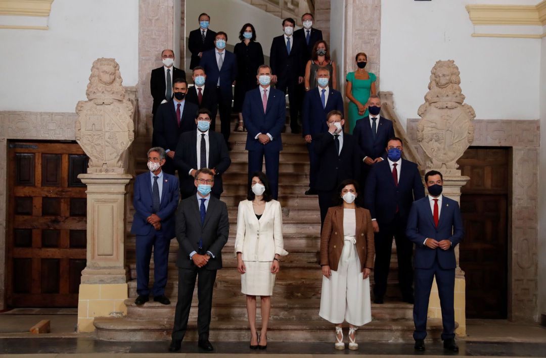 El rey Felipe VI, el presidente del Gobierno, Pedro Sánchez, la presidenta del Senado, Pilar Llop, la jefa del Ejecutivo de la Rioja, Concha Andreu, anfitriona de la conferencia y los presidentes autonómicos posan para la foto de familia en la escalinata del monasterio de San Millán de Yuso, en San Millán de la Cogolla, este viernes, antes del inicio de la Conferencia de Presidentes que busca el consenso para el reparto de los fondos de recuperación europeos por la crisis del coronavirus El rey Felipe VI, el presidente del Gobierno, Pedro Sánchez, la presidenta del Senado, Pilar Llop, la jefa del Ejecutivo de la Rioja, Concha Andreu, anfitriona de la conferencia y los presidentes autonómicos posan para la foto de familia en la escalinata del monasterio de San Millán de Yuso, en San Millán de la Cogolla, este viernes, antes del inicio de la Conferencia de Presidentes que busca el consenso para el reparto de los fondos de recuperación europeos por la crisis del coronavirus
