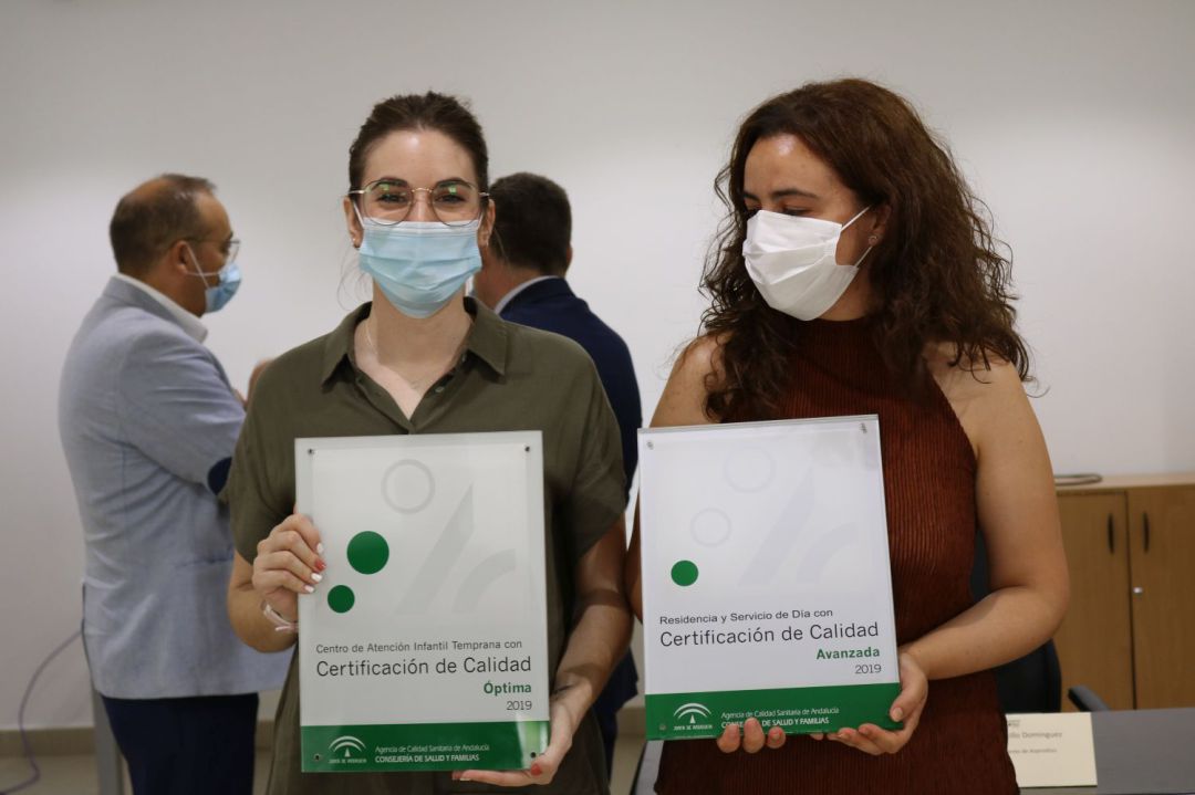 Dos componentes de la asociación rondeña portan los certificados de calidad Dos componentes de la asociación rondeña portan los certificados de calidad