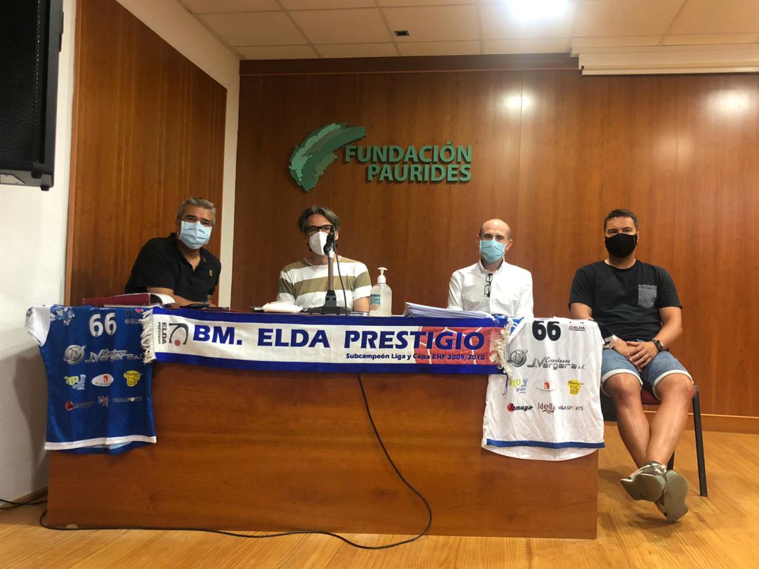 El presidente del Bm. Fem. Elda, Manolo Pastor (2 Izda), con dos directivos y el Dtor. Dptvo. El presidente del Bm. Fem. Elda, Manolo Pastor (2 Izda), con dos directivos y el Dtor. Dptvo.