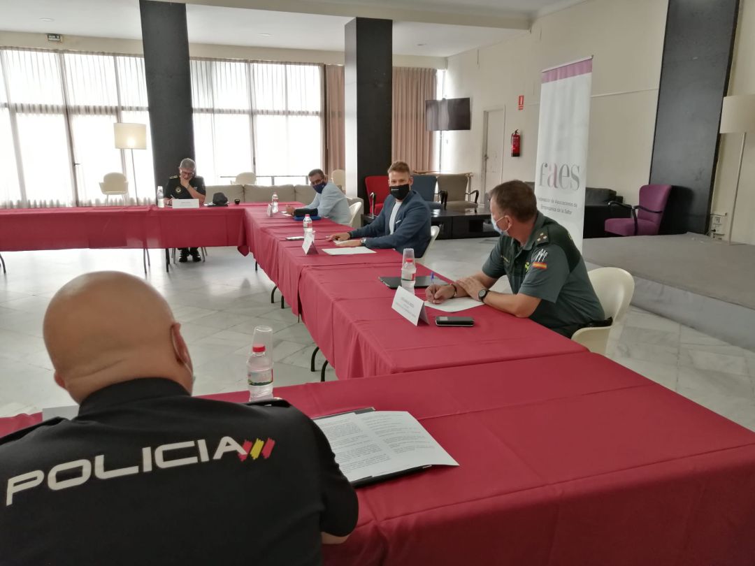 Mesa de trabajo entre Faes y las fuerzas de seguridad de Gandia Mesa de trabajo entre Faes y las fuerzas de seguridad de Gandia