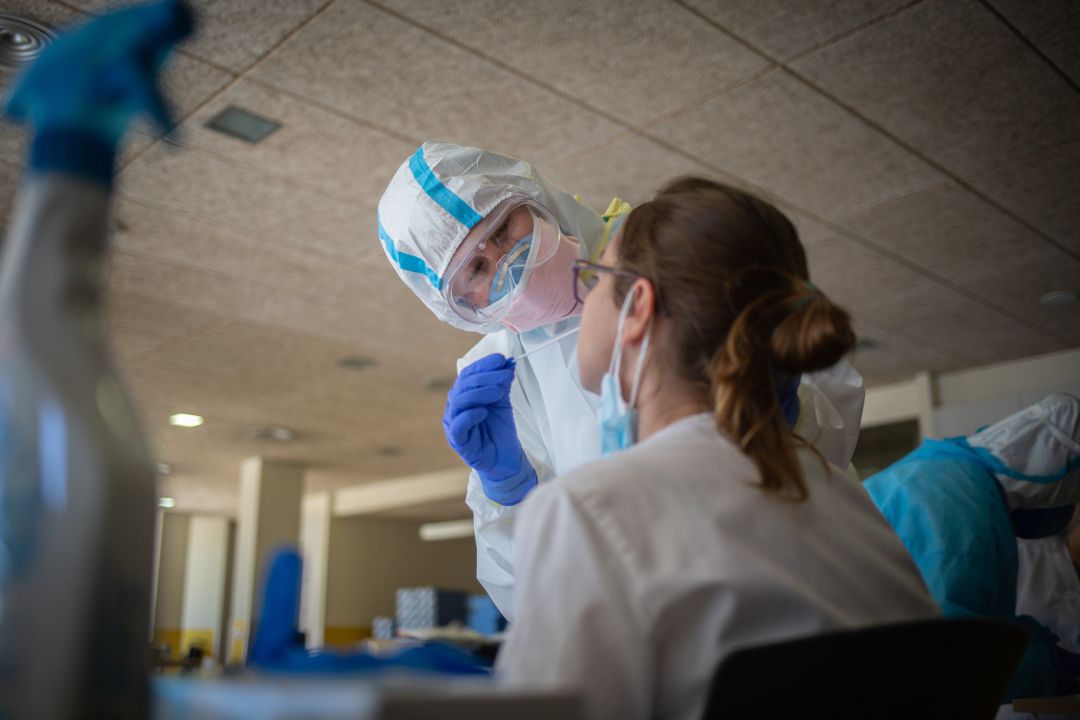 Un voluntario de la ONG Proactiva Open Arms realiza un test rápido de Covid-19 haciendo un frotis de nariz a una trabajadora sanitaria Un voluntario de la ONG Proactiva Open Arms realiza un test rápido de Covid-19 haciendo un frotis de nariz a una trabajadora sanitaria