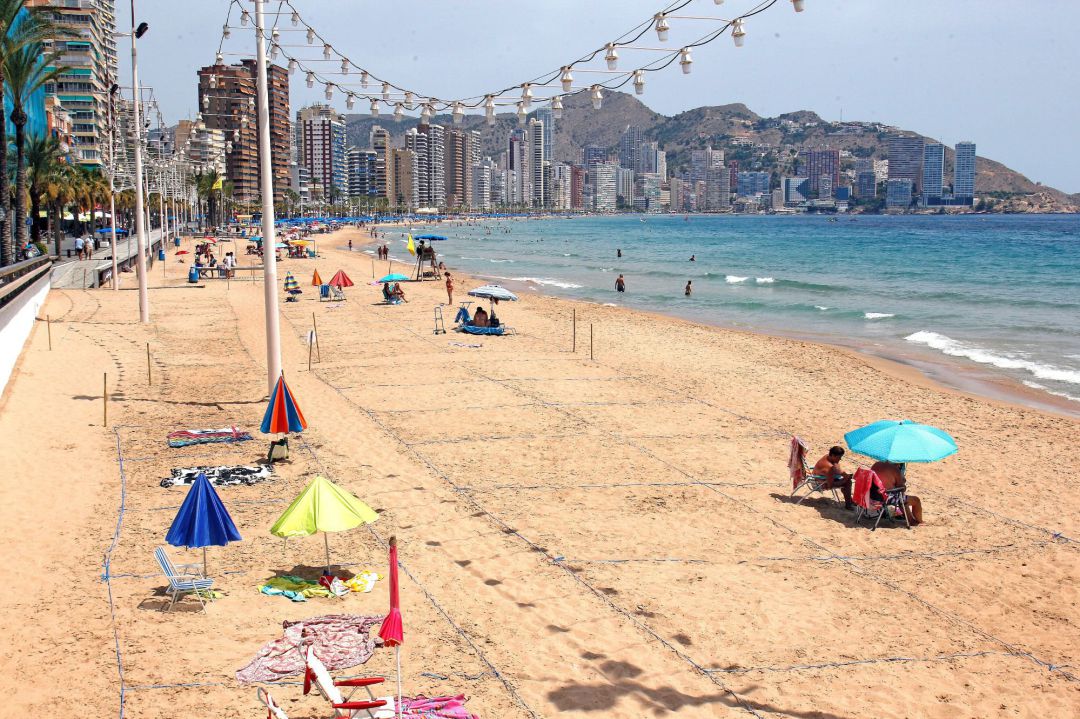 Vista de una zona de hamacas en una playa prácticamente vacía para esta época del año debido a los efectos de la crisis del Coronavirus en el turismo Vista de una zona de hamacas en una playa prácticamente vacía para esta época del año debido a los efectos de la crisis del Coronavirus en el turismo