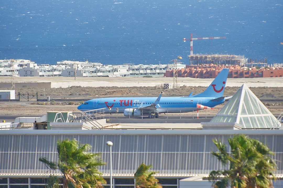 Avión de la compañía aérea TUI en Adeje Tenerife Islas Canarias Avión de la compañía aérea TUI en Adeje Tenerife Islas Canarias