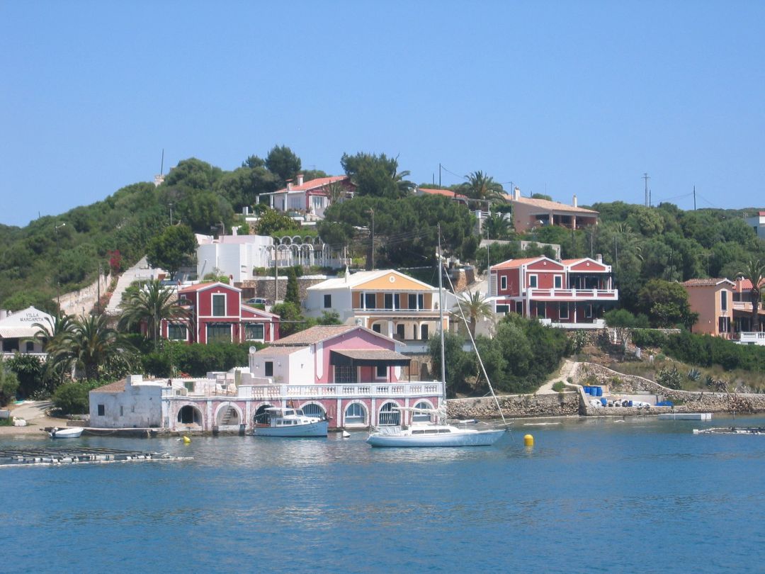 España reconoce la labor de protección del territorio realizada históricamente por Menorca. España reconoce la labor de protección del territorio realizada históricamente por Menorca.