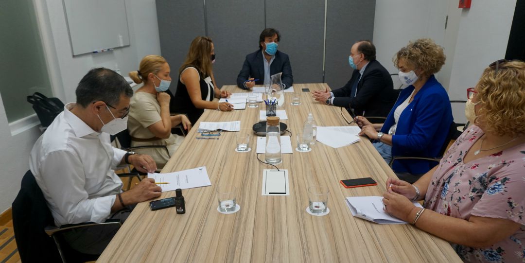 Reunión entre las consejerías de universidades y salud y los rectores de las universidades de la región Reunión entre las consejerías de universidades y salud y los rectores de las universidades de la región