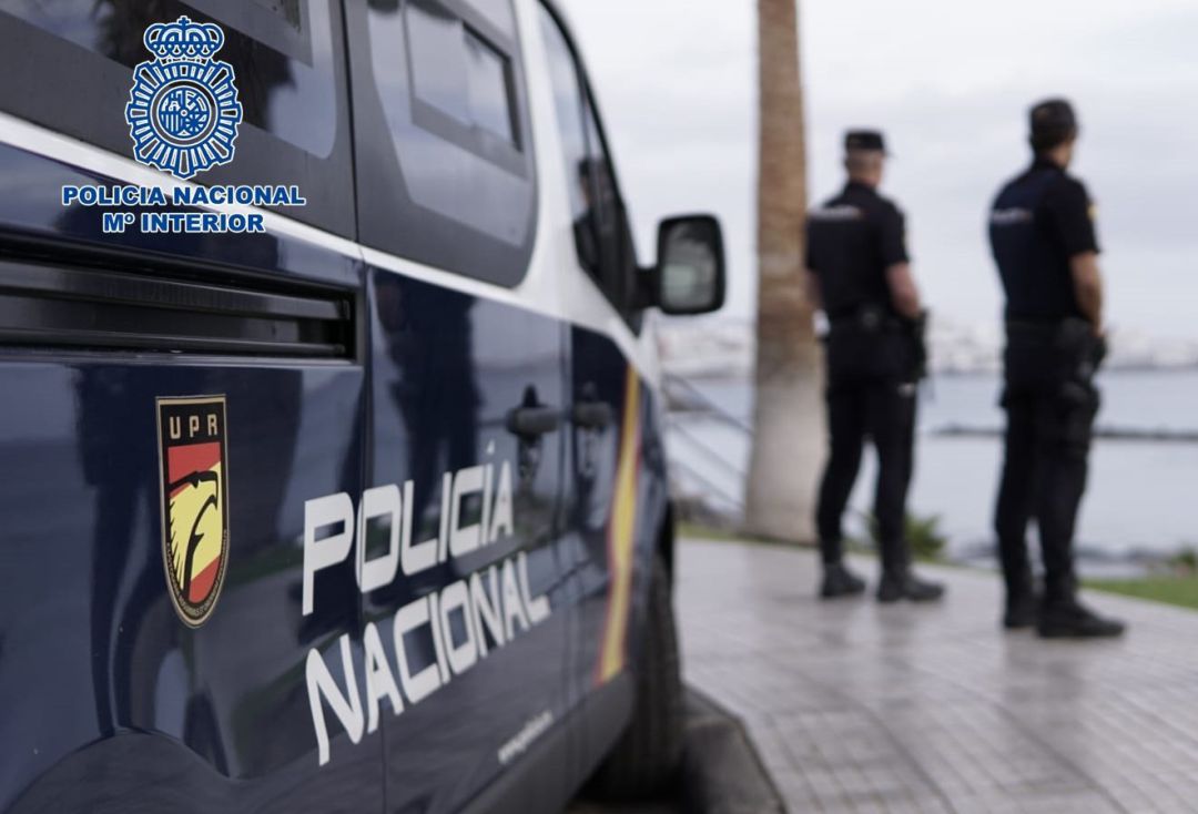 Agentes de la Policía Nacional junto a un coche patrulla Agentes de la Policía Nacional junto a un coche patrulla