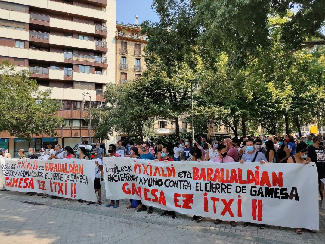 Los trabajadores de Siemens Gamesa Aoiz terminan su encierro con la entrega de firmas en el Parlamento Los trabajadores de Siemens Gamesa Aoiz terminan su encierro con la entrega de firmas en el Parlamento
