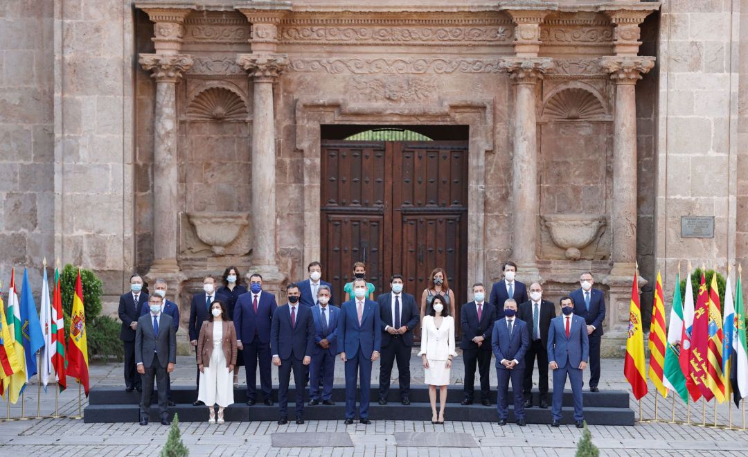 El rey Felipe VI, el presidente del Gobierno, Pedro Sánchez, la presidenta del Senado, Pilar Llop, la jefa del Ejecutivo de la Rioja, Concha Andreu (2i), anfitriona de la conferencia y los presidentes autonómicos posan para la foto de familia a su llegada al monasterio de San Millán de Yuso, en San Millán de la Cogolla, este viernes, para asistir a dla Conferencia de Presidentes donde se buscará el consenso para el reparto de los fondos de recuperación europeos por la crisis del coronavirus. El rey Felipe VI, el presidente del Gobierno, Pedro Sánchez, la presidenta del Senado, Pilar Llop, la jefa del Ejecutivo de la Rioja, Concha Andreu (2i), anfitriona de la conferencia y los presidentes autonómicos posan para la foto de familia a su llegada al monasterio de San Millán de Yuso, en San Millán de la Cogolla, este viernes, para asistir a dla Conferencia de Presidentes donde se buscará el consenso para el reparto de los fondos de recuperación europeos por la crisis del coronavirus.