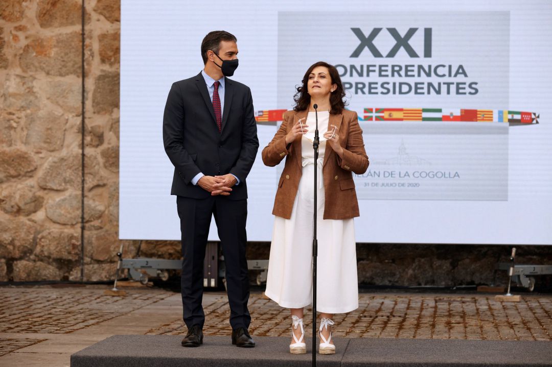 El presidente del Gobierno, Pedro Sánchez, escucha la intervención de la jefa del Ejecutivo de la Rioja, Concha Andreu, anfitriona de la conferencia, al inicio de la Conferencia de Presidentes. El presidente del Gobierno, Pedro Sánchez, escucha la intervención de la jefa del Ejecutivo de la Rioja, Concha Andreu, anfitriona de la conferencia, al inicio de la Conferencia de Presidentes.