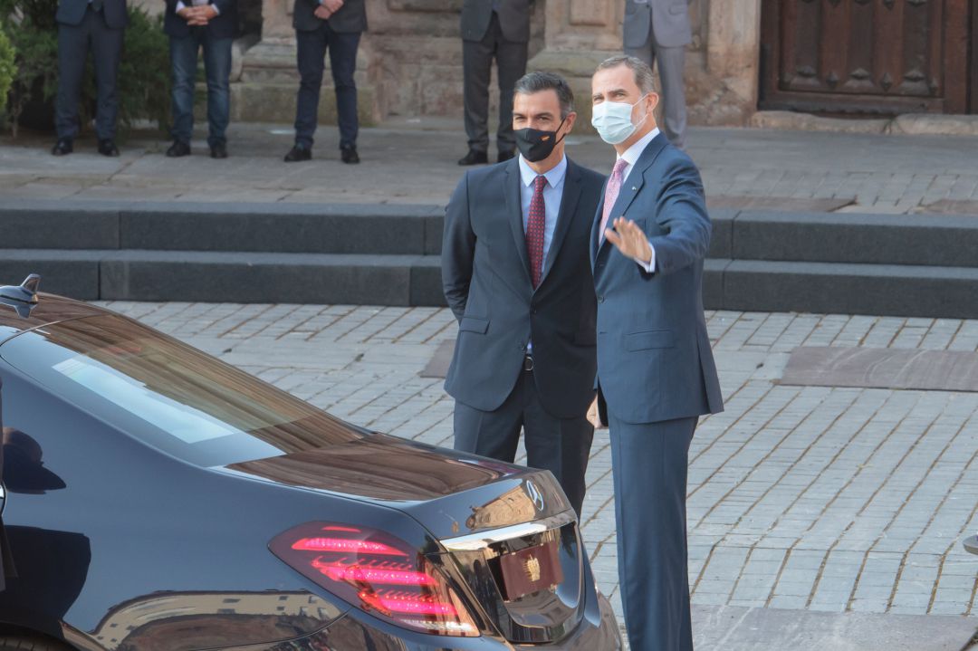 Acompañado del presidente del Gobierno, Pedro Sánchez (i), el Rey Felipe VI saluda a su llegada al monasterio de Yuso, antes de la celebración de la XXI Conferencia de Presidentes, en San Millán de la Cogolla, La Rioja (España), a 31 de julio de 2020. La conferencia busca el consenso para el reparto de los fondos de recuperación europeos por la crisis del coronavirus. Acompañado del presidente del Gobierno, Pedro Sánchez (i), el Rey Felipe VI saluda a su llegada al monasterio de Yuso, antes de la celebración de la XXI Conferencia de Presidentes, en San Millán de la Cogolla, La Rioja (España), a 31 de julio de 2020. La conferencia busca el consenso para el reparto de los fondos de recuperación europeos por la crisis del coronavirus.