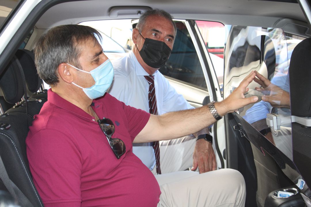 El viceconsejero de infraestructuras José Luis Sanz Merino, junto al Delegado territorial José Mazarías en el interior de un taxi con la mampara ya instalada El viceconsejero de infraestructuras José Luis Sanz Merino, junto al Delegado territorial José Mazarías en el interior de un taxi con la mampara ya instalada