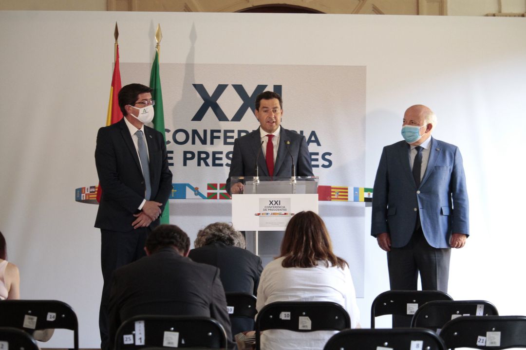 El presidente de la Junta de Andalucía, Juan Manuel Moreno, junto al vicepresidente, Juan Marín (i); y el consejero de Sanidad de la Junta, Jesús Aguirre (d), comparece ante los medios de comunicación en la Sala Santo Domingo del monasterio de Yuso tras la XXI Conferencia de Presidentes en San Millán de la Cogolla, La Rioja (España), a 31 de julio de 2020. La Conferencia de Presidentes busca el consenso para el reparto de los fondos de recuperación europeos por la crisis del coronavirus.
El presidente de la Junta de Andalucía, Juan Manuel Moreno, junto al vicepresidente, Juan Marín (i); y el consejero de Sanidad de la Junta, Jesús Aguirre (d), comparece ante los medios de comunicación en la Sala Santo Domingo del monasterio de Yuso tras la XXI Conferencia de Presidentes en San Millán de la Cogolla, La Rioja (España), a 31 de julio de 2020. La Conferencia de Presidentes busca el consenso para el reparto de los fondos de recuperación europeos por la crisis del coronavirus.