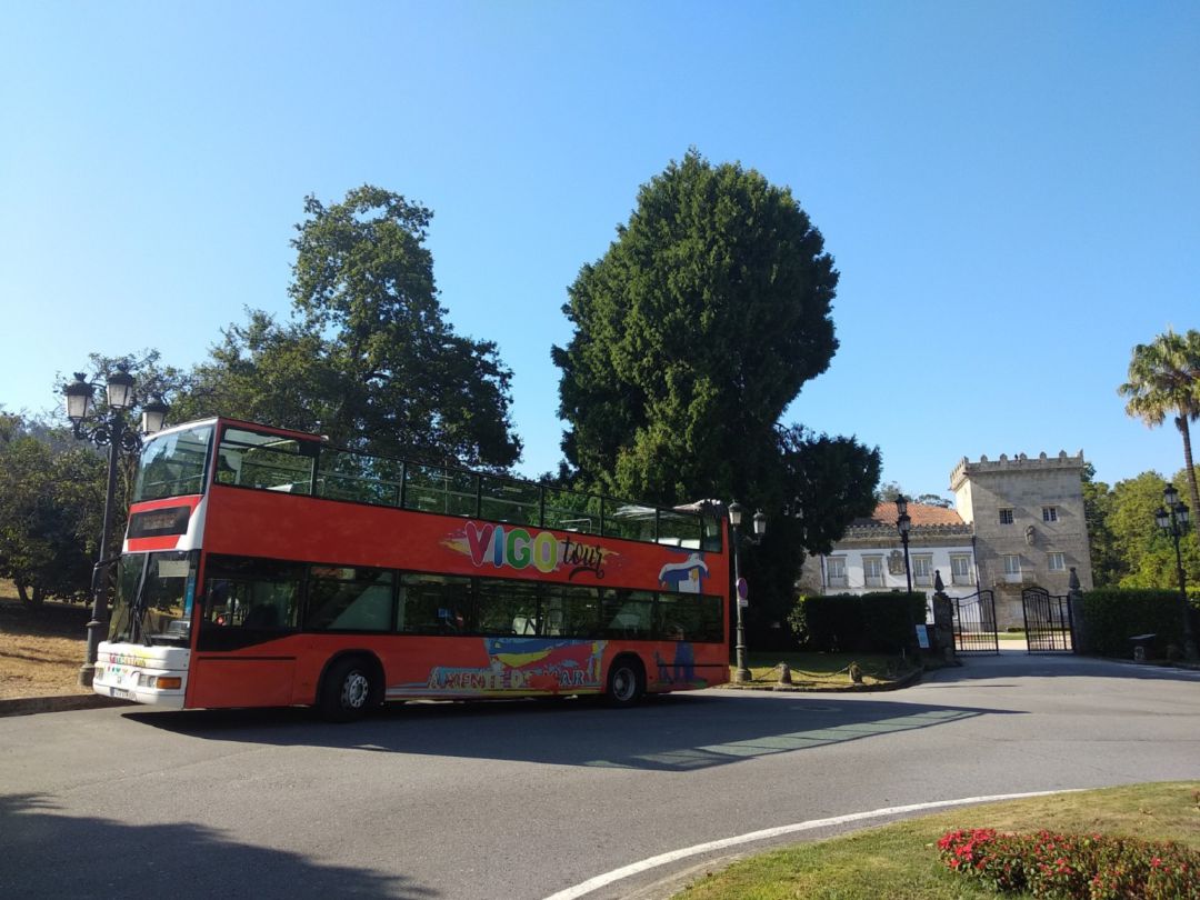 Bus Turístico de Vigo delante del pazo de Castrelos. Bus Turístico de Vigo delante del pazo de Castrelos.