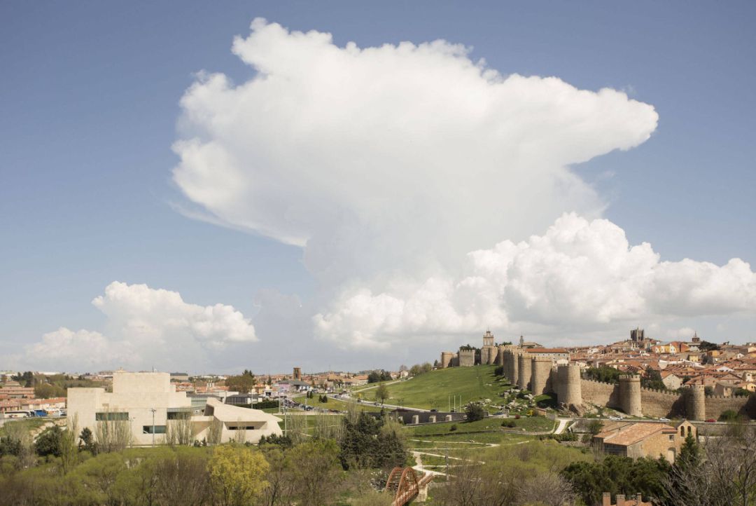 Vista panorámica de la ciudad, con el Centro de Congresos y Exposiciones Lienzo Norte a la izquierda Vista panorámica de la ciudad, con el Centro de Congresos y Exposiciones Lienzo Norte a la izquierda