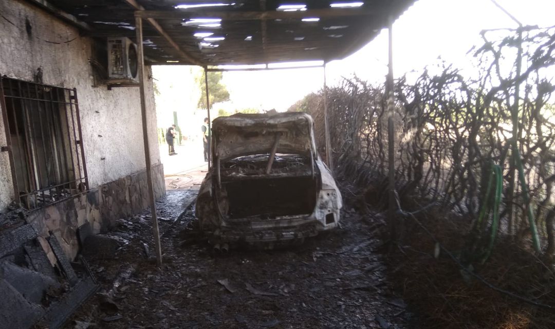El vehículo quedó calcinado pero no hubo que lamentar daños personales El vehículo quedó calcinado pero no hubo que lamentar daños personales