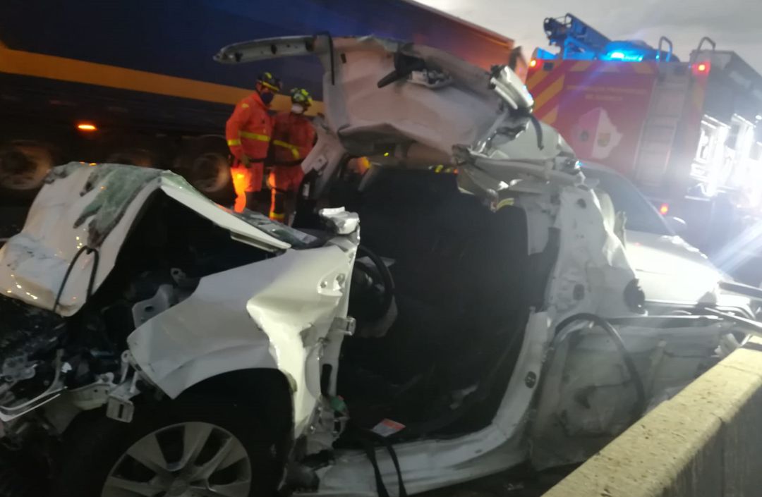 En el accidente se han visto implicados tres turismos y un camión En el accidente se han visto implicados tres turismos y un camión